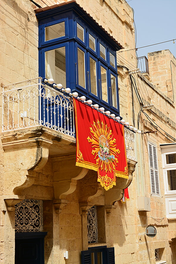 Balkon med flag