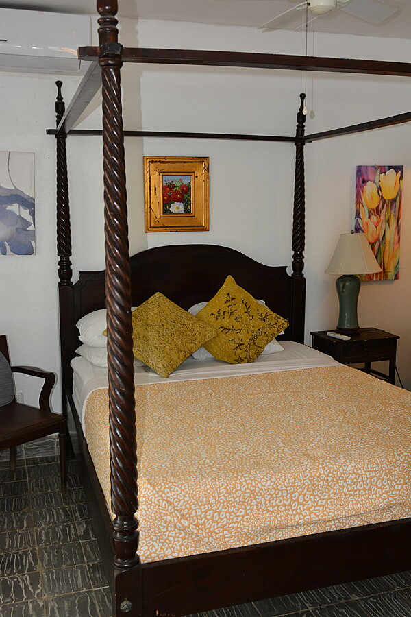 Four poster bed
