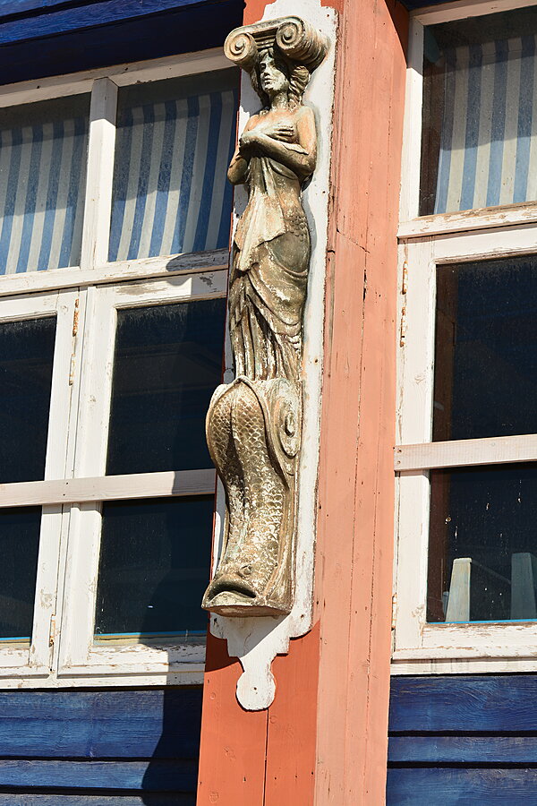 Figur på facade