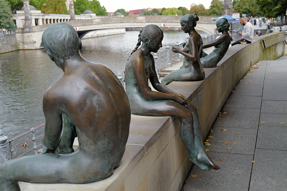 Sidende figurgruppe