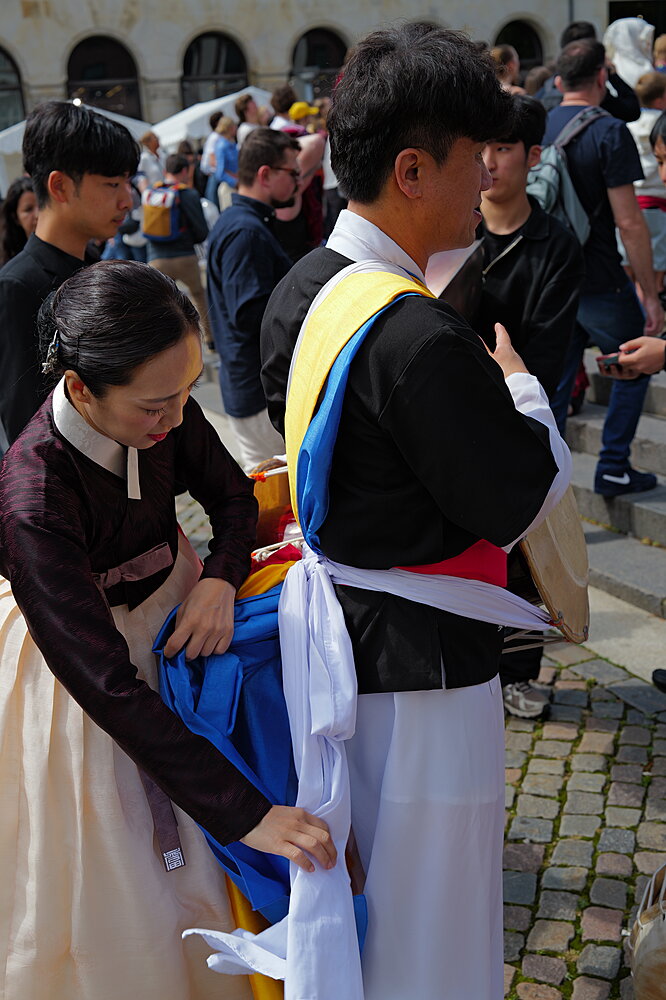 Der rettes på dragten