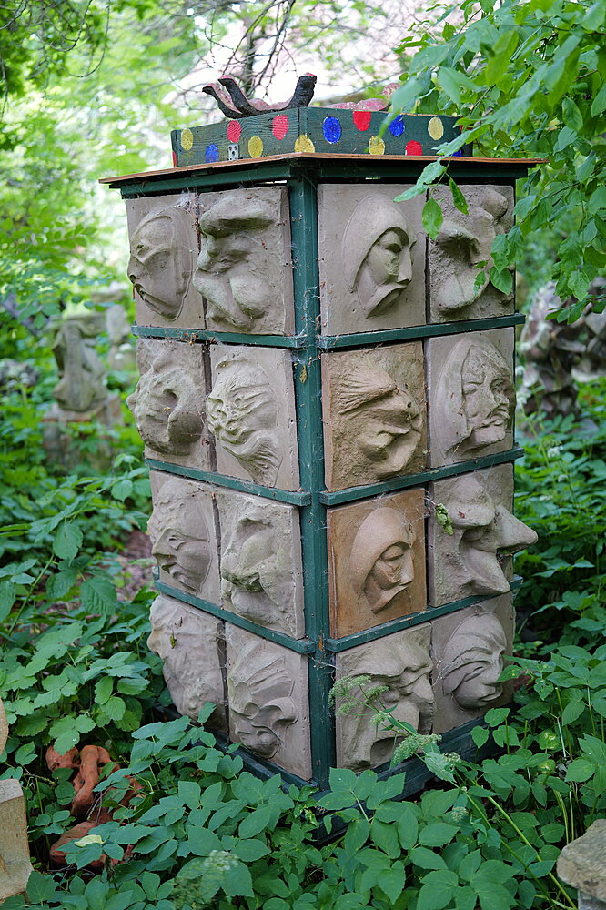 Skulptur med ansigter