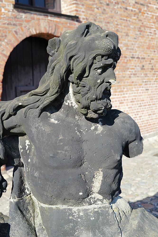 Gammel sort skulptur