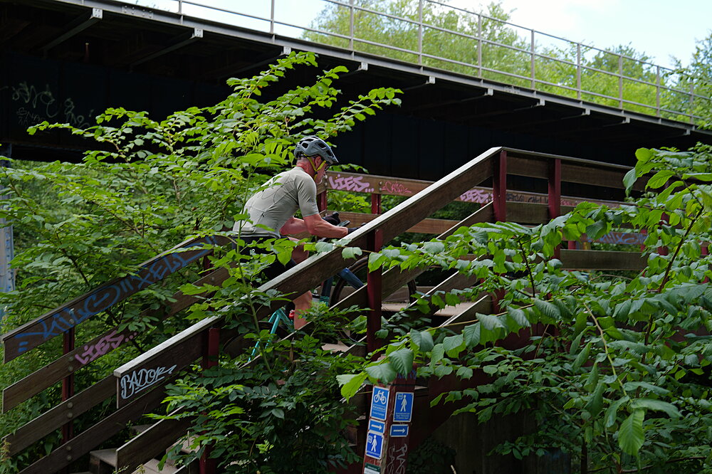 Cyklist på trappe