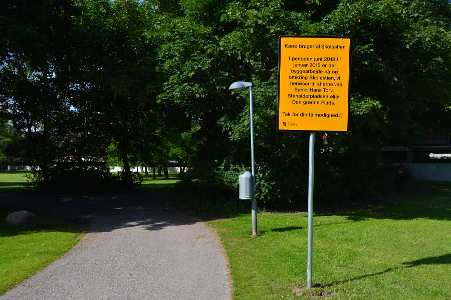Skilt om arbejde på sti