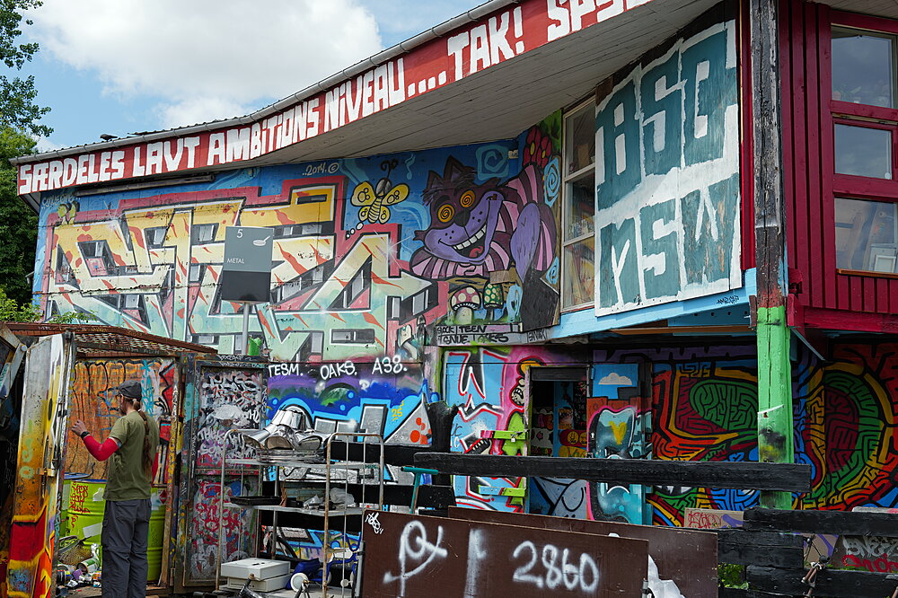 Containerplads med grafitti