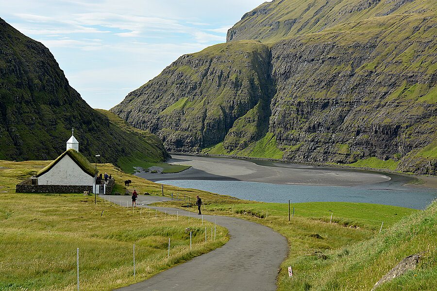 Kirken mellem bjerge