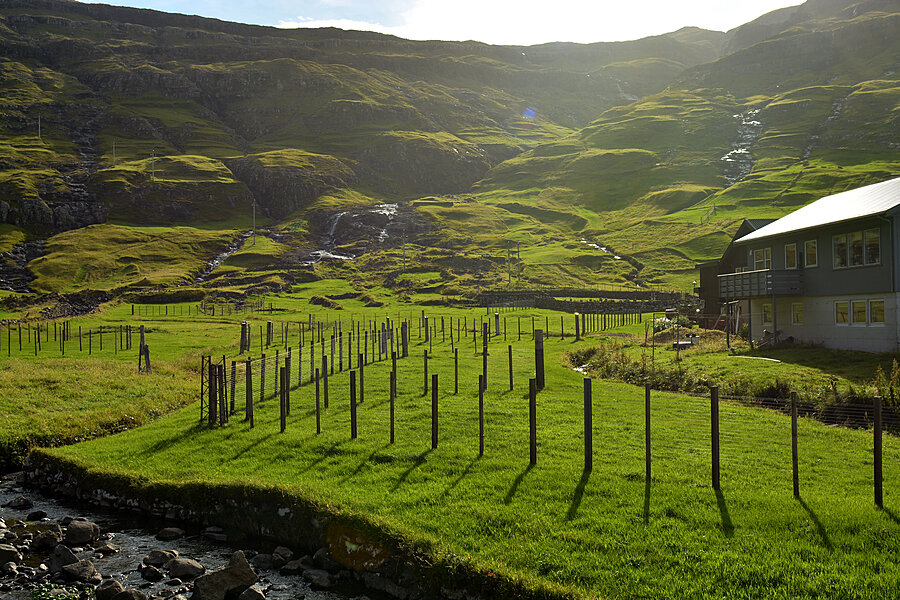 Bjerge omkring bygden