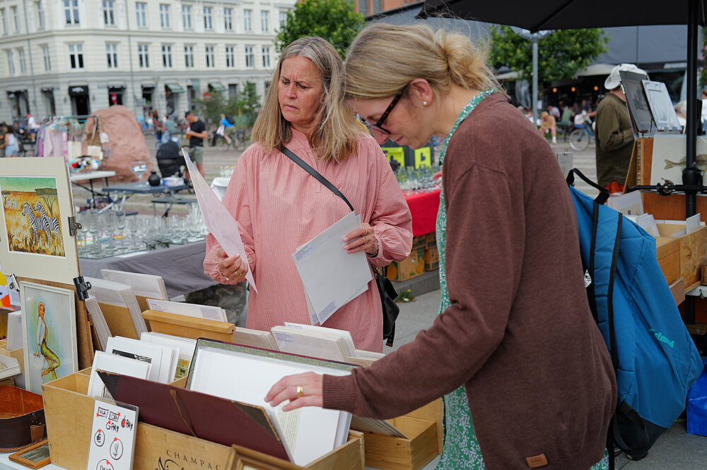 Kunder kikker på varerne