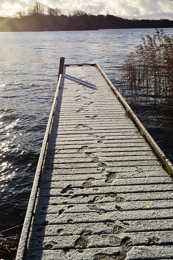 Bådebro med fodspor