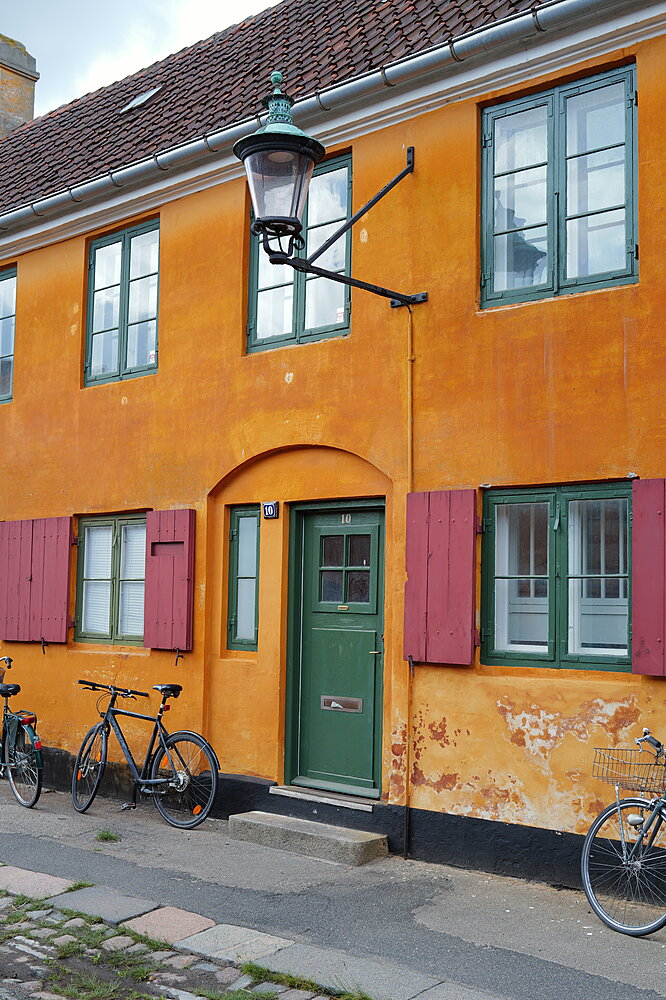 Gul længe med dør og lygte