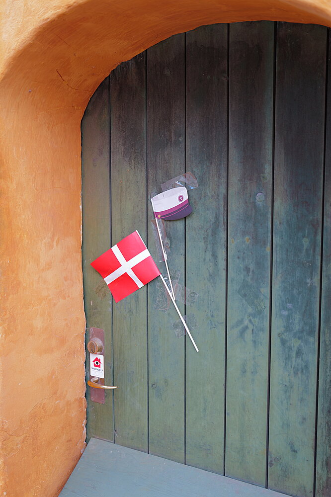 Dør med flag og studenterhue