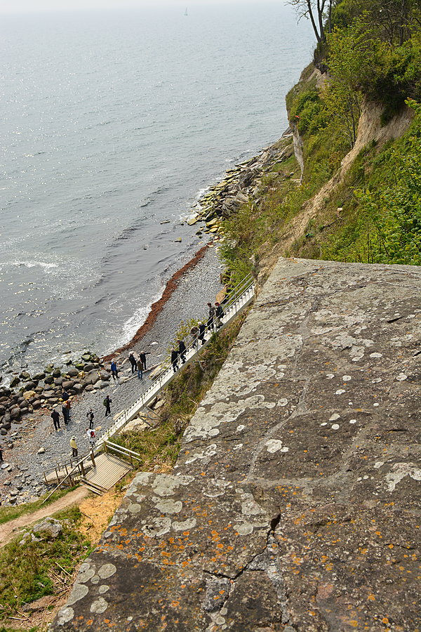 Små mennesker på stranden